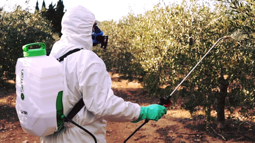 Un pulverizador a batería es un equipo versátil y eficiente que se utiliza un sistema alimentado por una batería interna, para aplicar líquidos de manera uniforme.