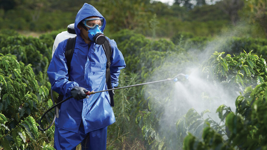 La fumigación líquida permite aplicar productos en forma de rocío o niebla directamente sobre un cultivo.