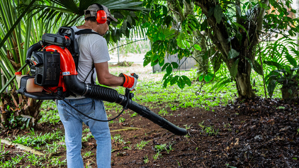 Las sopladoras eliminan los redisuos y las hojas y simplifican el trabajo en el campo.