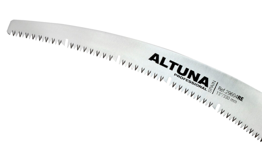 El Serrucho con dentado japonés, es un diseño especial de los dientes del serrucho que facilita el corte de la madera que se traduce en cortes realizados en menor tiempo y esfuerzo, a diferencia de los serruchos convencionales. 